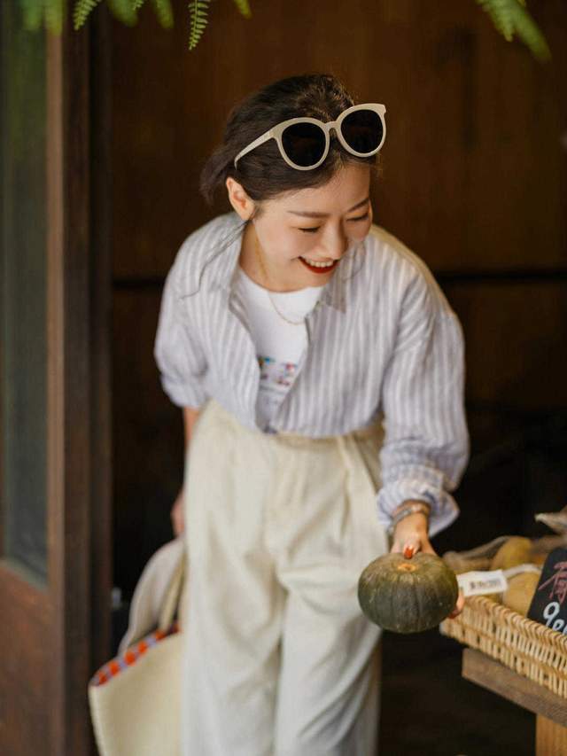 我们不一样|优雅不分年龄,条纹衬衫搭配阔腿裤显高又显瘦,还能提升气质感