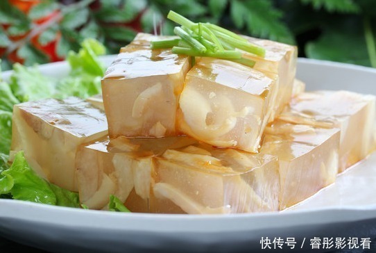 猪皮|做猪皮冻时,猪皮焯水后就煮是大错!多加这1步,猪皮晶莹剔透