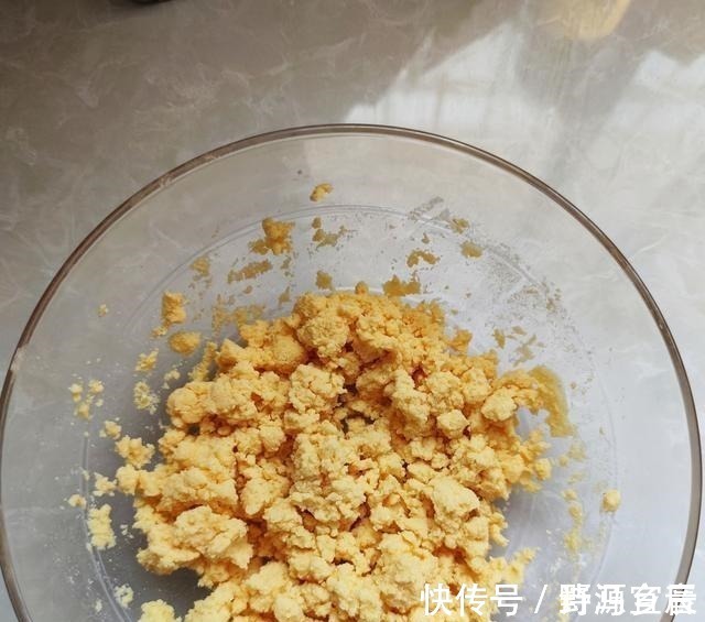 酵母|玉米面最好吃的做法，玉米面棒棒馍，比面包还香，闺女一口气吃俩！