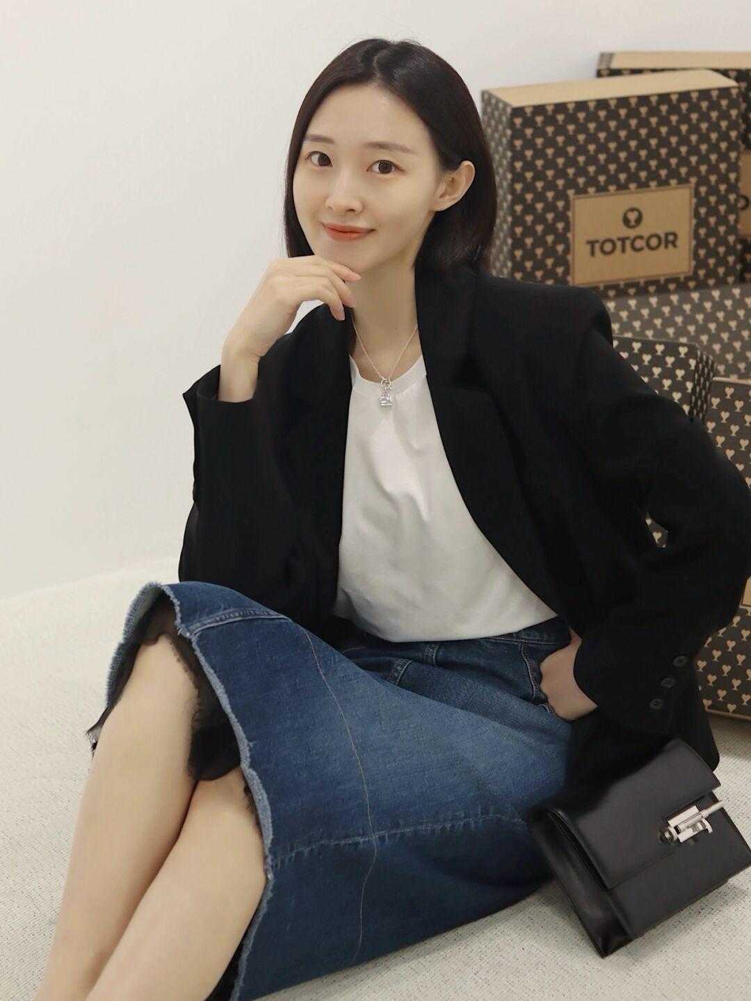 牛仔裙 早春职场怎么穿更洋气?借鉴这几组搭配方式,简约日常又有气场