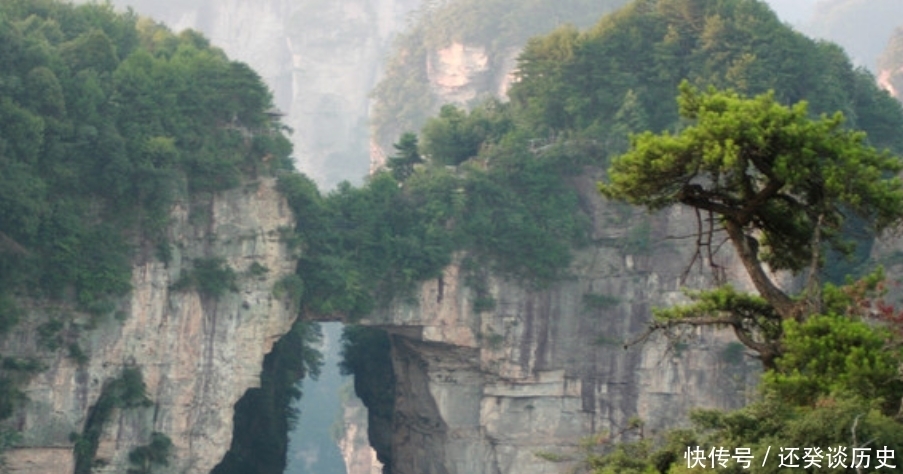 直击湖南张家界石拱桥：纯天然石拱桥，连接着两座大山，沿途风景壮丽雄奇