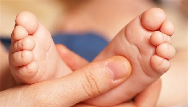 大一码|这种鞋子易导致孩子''脚变形'',很多家长还在给娃穿,别大意