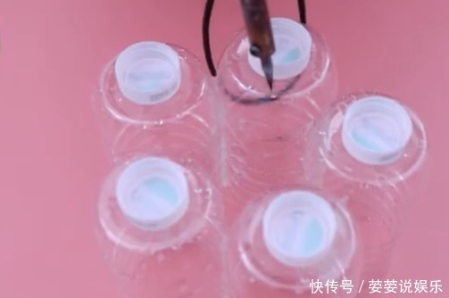 5个塑料瓶粘在一起,放在厨房有大作用,不管谁进了厨房都夸好