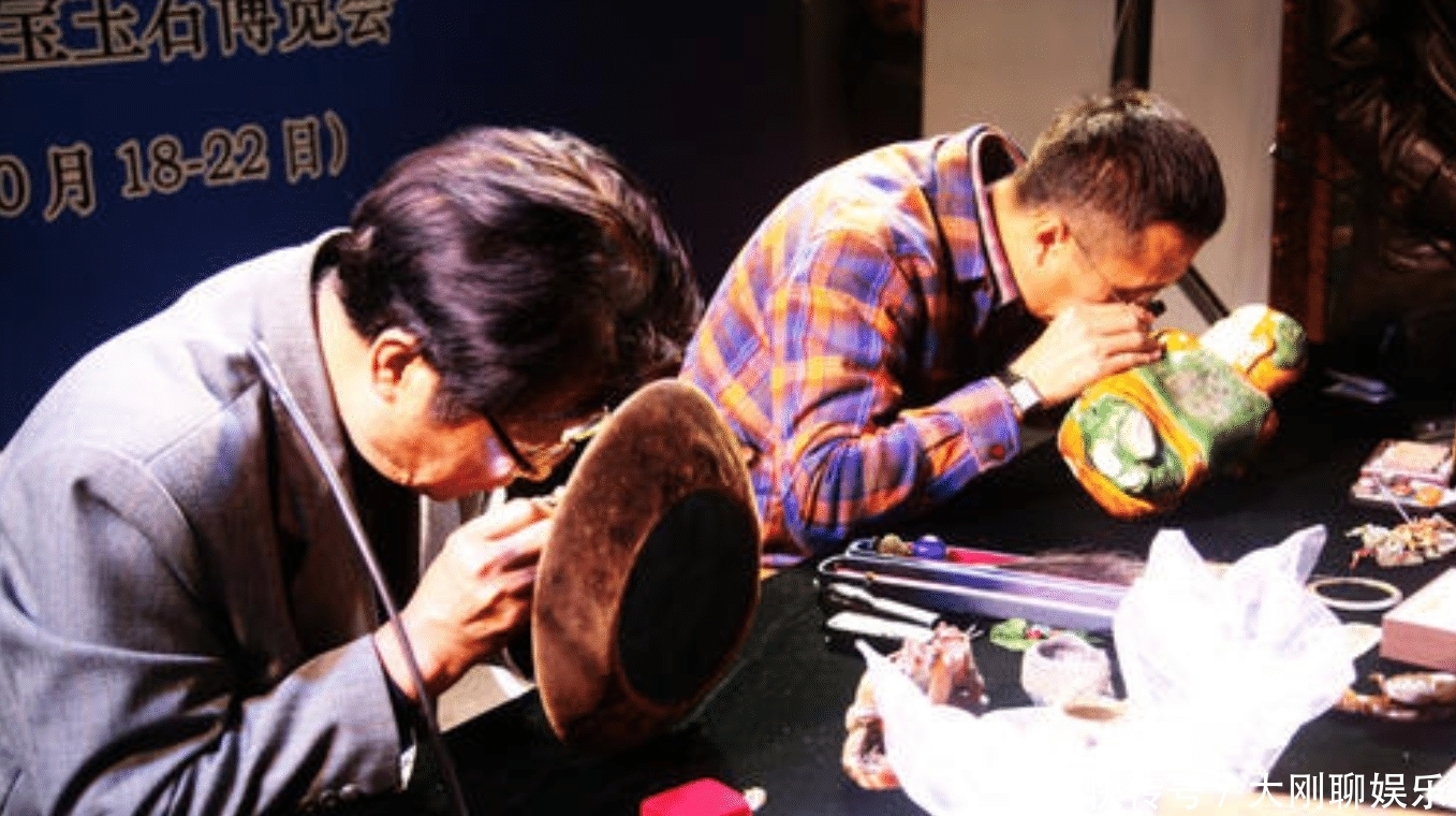 画作|女子携画作去鉴定,专家鉴定为赝品,女子怒道:齐白石是我爷爷