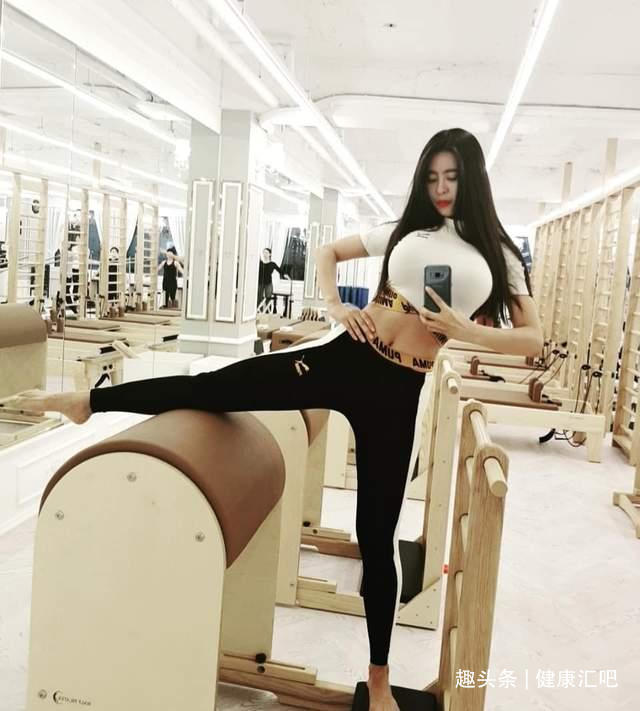 脚尖|36D韩国健身网红,32岁依旧纤腰翘臀身材似少女,冻龄还得靠运动