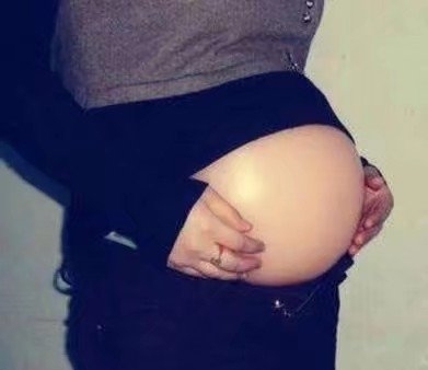 怀孕|女子怀孕一个月,肚子却像“9个月”,掀开衣服,全家人乐了