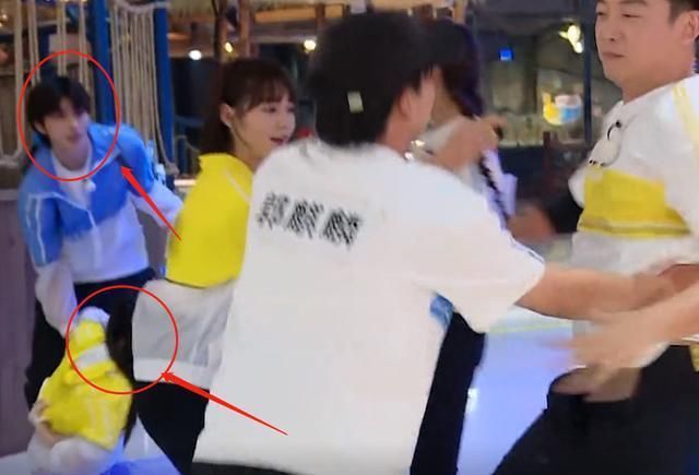 郑恺秒撕蔡徐坤名牌,蔡徐坤下一秒的行为,暴露出人品