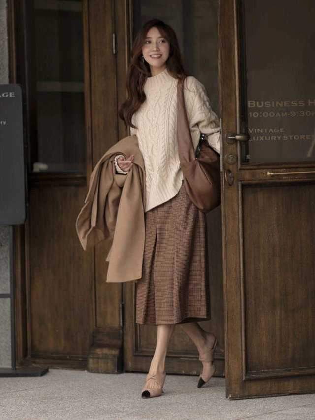 知性 秋冬大衣穿搭指南,搭配毛衣和牛仔裤,小个子女生也能穿出高级感