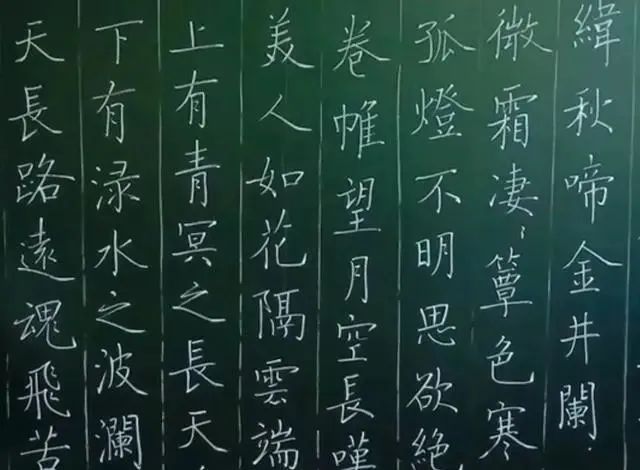 唐风晋@让人叹服!这位老师凭粉笔字蹿红网络,网友盛赞,唐风晋韵闺秀气