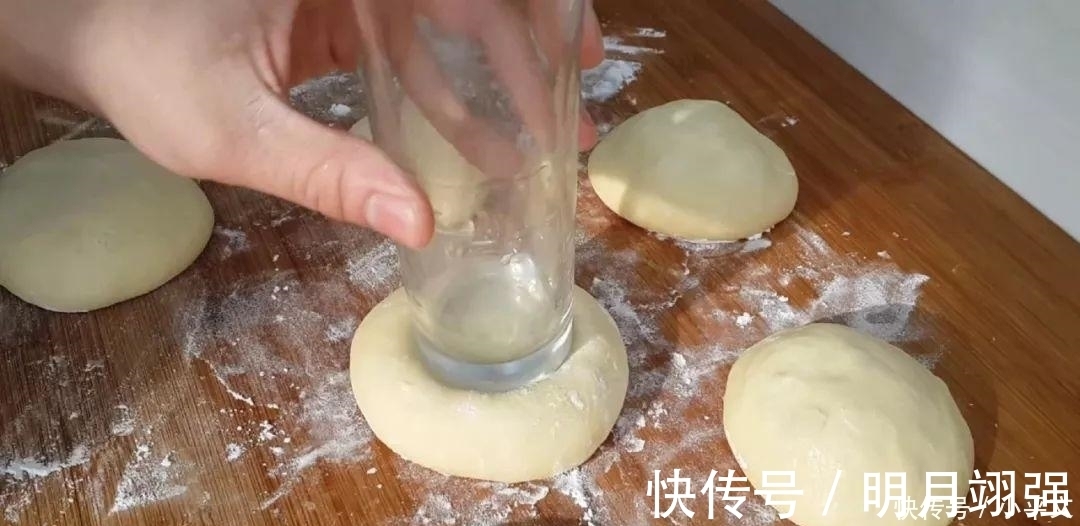 面粉还能这样做,不用一滴水,比面包火烧都好吃,老婆3个不够吃