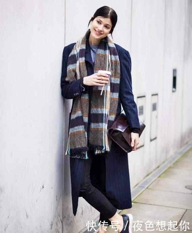 系法|喜欢穿大衣的女人,围巾建议这些“时髦系法”,脸都偷偷小一圈