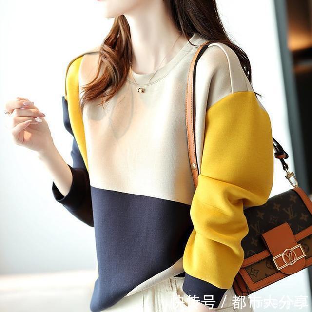 这才是入秋后该有的打扮!“薄卫衣”搭配“老爹裤”,时髦有型儿