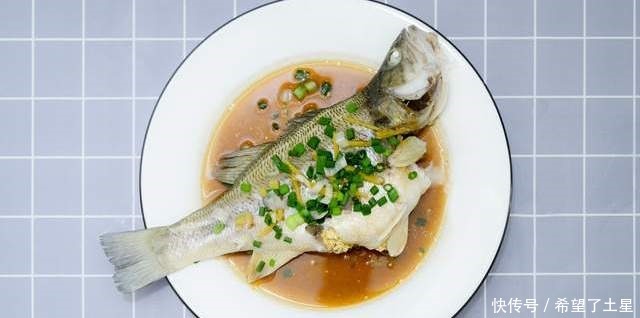 换成|做清蒸鱼时,把料酒换成这味料,肉嫩无腥味,鲜上加鲜味道好