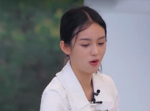 特色菜|周也出汗導(dǎo)致頭發(fā)粘臉上，自創(chuàng)新造型成焦點(diǎn)，只有素顏美人才能駕馭