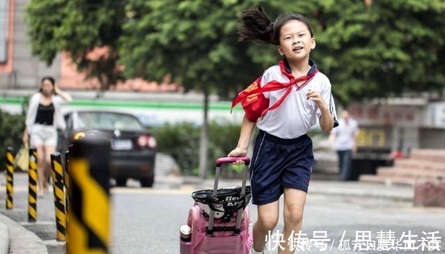 晓梅|老师称 “父母帮孩子背书包”是溺爱,遭家长反驳:你来背背看