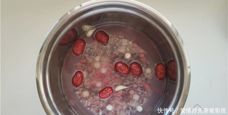 热乎乎|天气干燥还冷,北方人用这“八宝”煮粥,热乎乎又营养,特省事儿