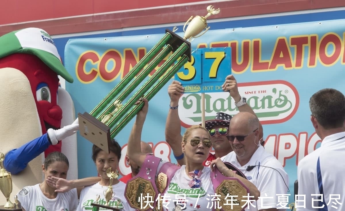 奇葩“吃香肠”比赛,10分钟内吃完74只热狗,各种表情太遭罪
