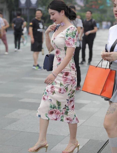 旗袍|街拍:美女一袭花色旗袍成熟韵味散发开来#时尚穿搭#