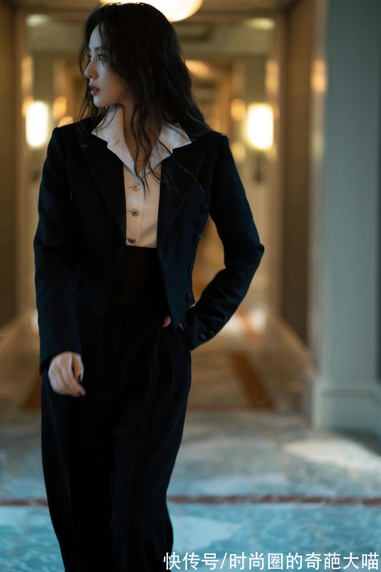搭配|初秋西装格调十足,性感小心机配上时尚态度,每套都能照着抄答案