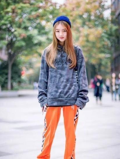 街拍小姐姐靓丽的穿搭,休闲时尚,长相精致甜美可人