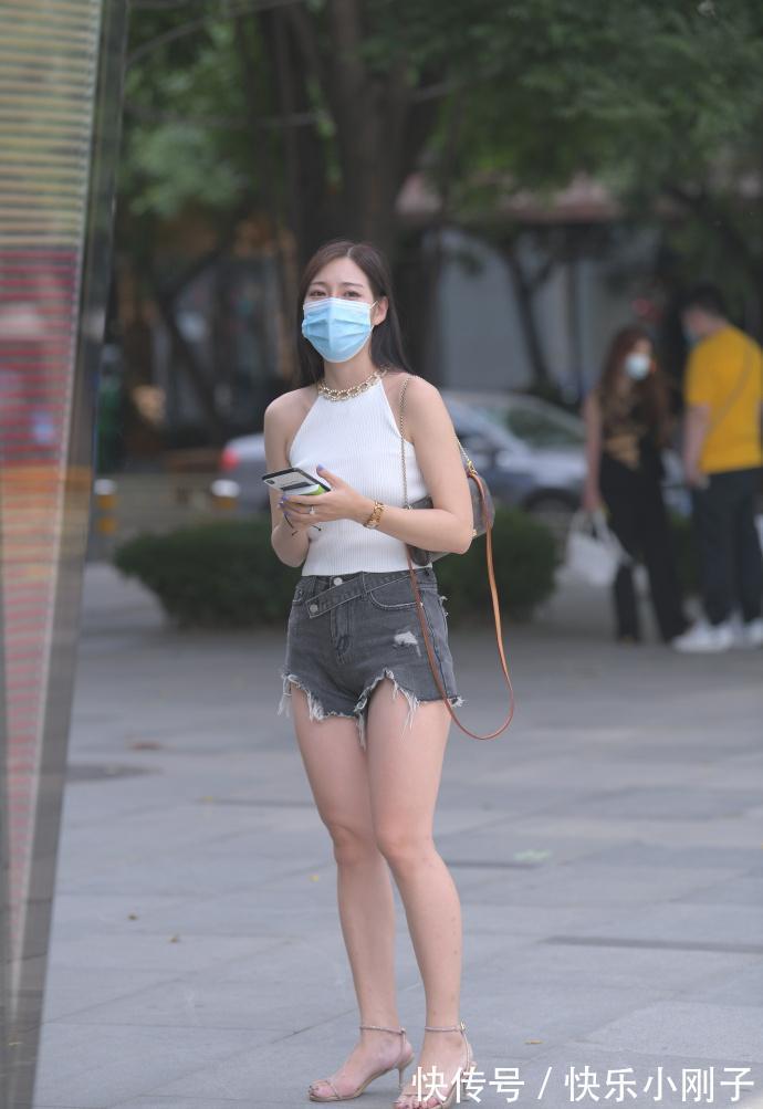 脖颈处 白色上衣很单调?其实经典有型,还成熟稳重