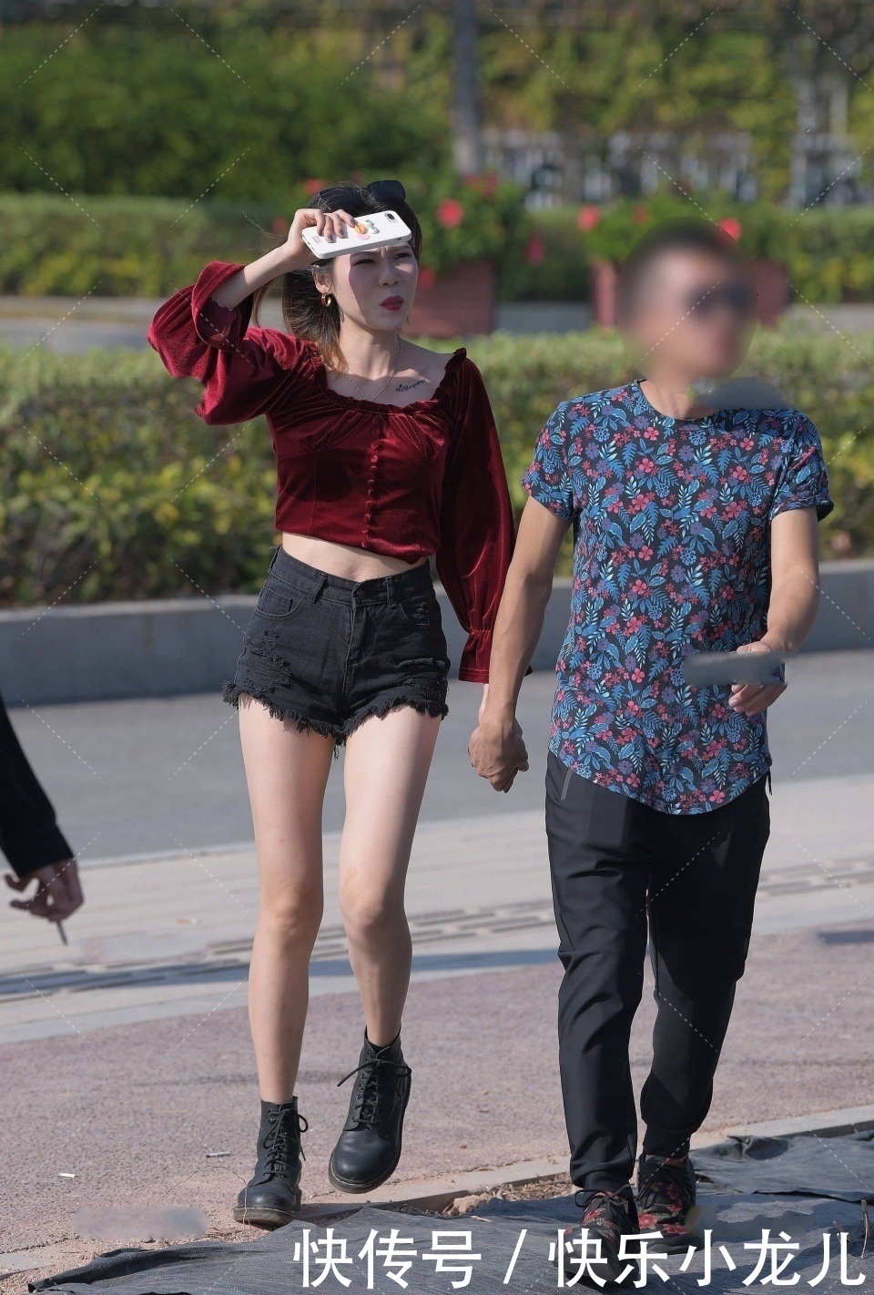 短裤|热情似火的小姐姐，红色丝绒上衣搭短裤，婉约大气，凸显高雅气质