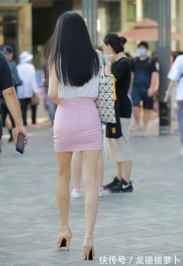 裙型 美女的不规则半裙穿搭,清爽雅致,造型美感一般人比不了