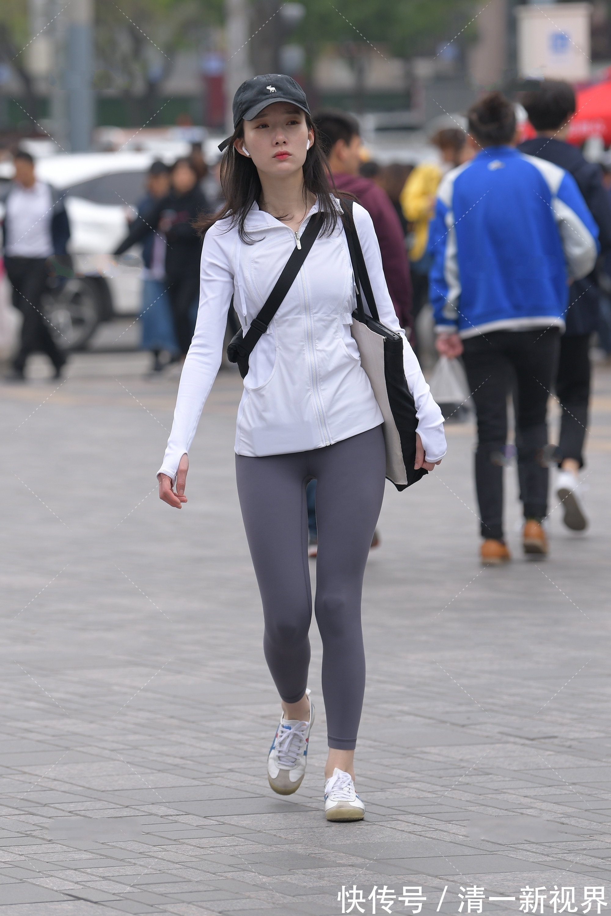 防晒衣 白色长款防晒衣搭配深色瑜伽裤,修身款好身材,精致少女感十足