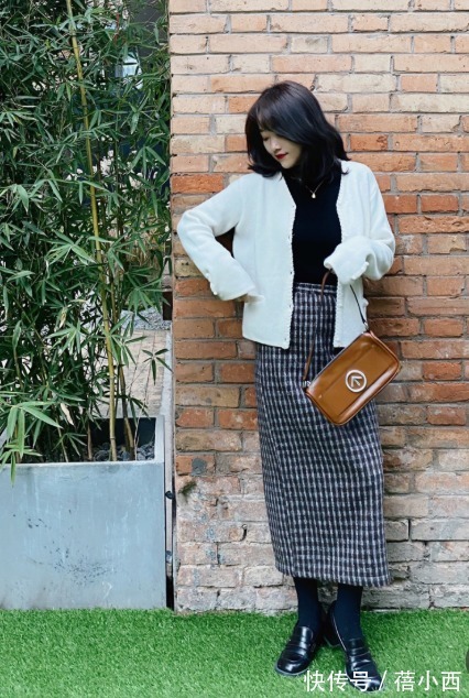 时髦 讲真!“针织衫搭配半身裙”太美了,时髦还保暖,冬季必备组合