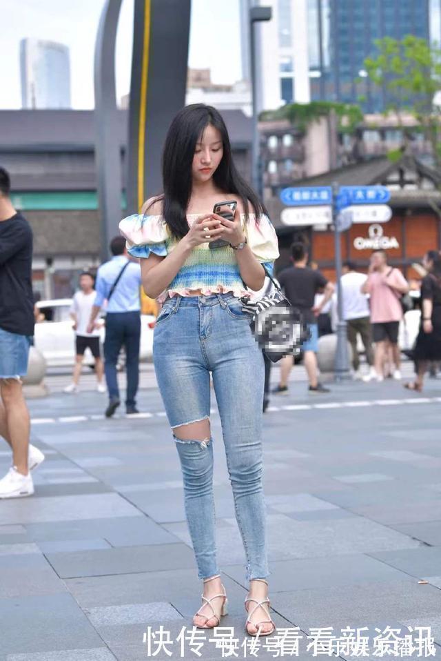 一字 一字肩紧身上衣,搭配破洞牛仔裤,时尚感满满