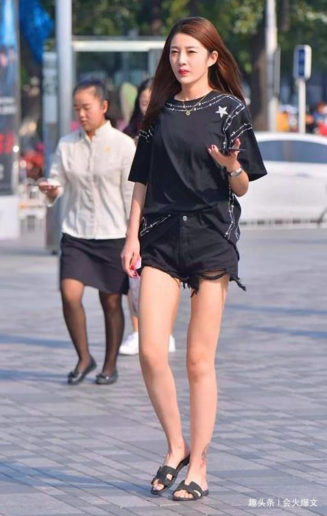 温柔|街拍温柔可人的美女,一件黑色的短袖配黑色短裤,时尚靓丽气质
