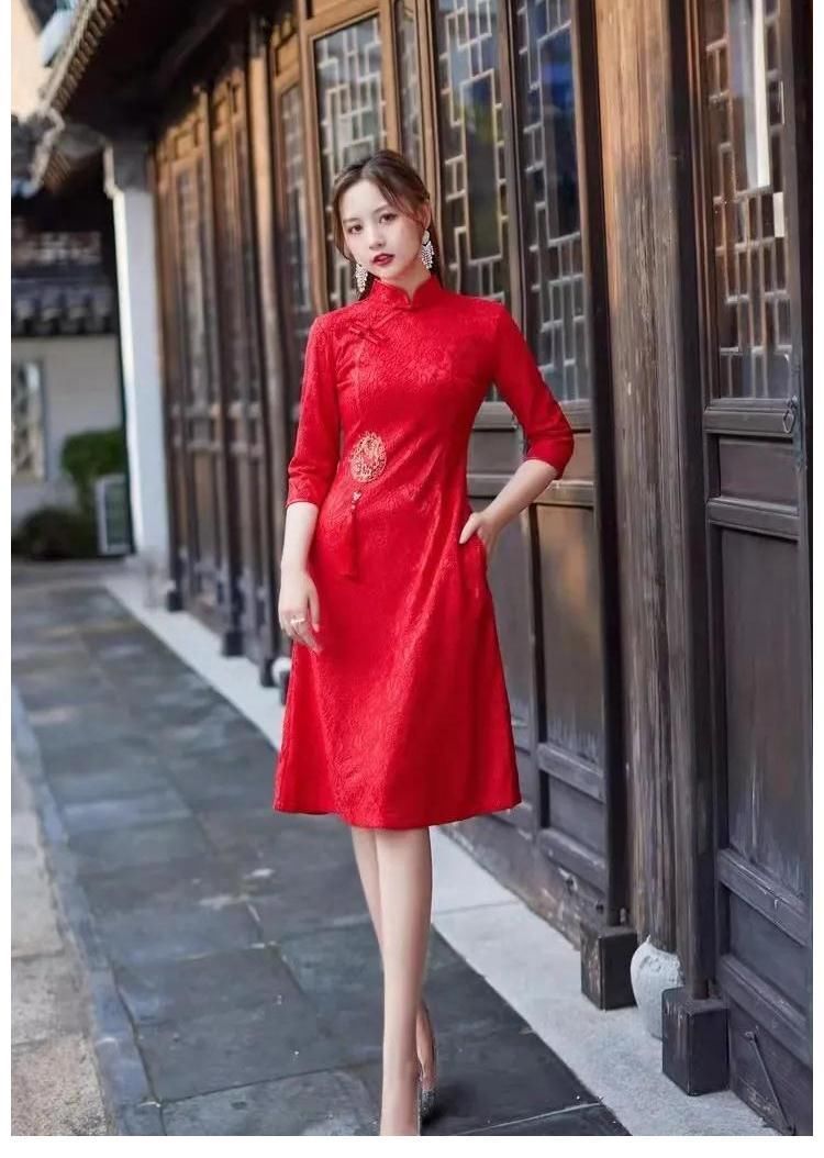 旗袍 一缕时尚少女风,吹遍了中国的南北西东,一款旗袍却惹得艳艳红!