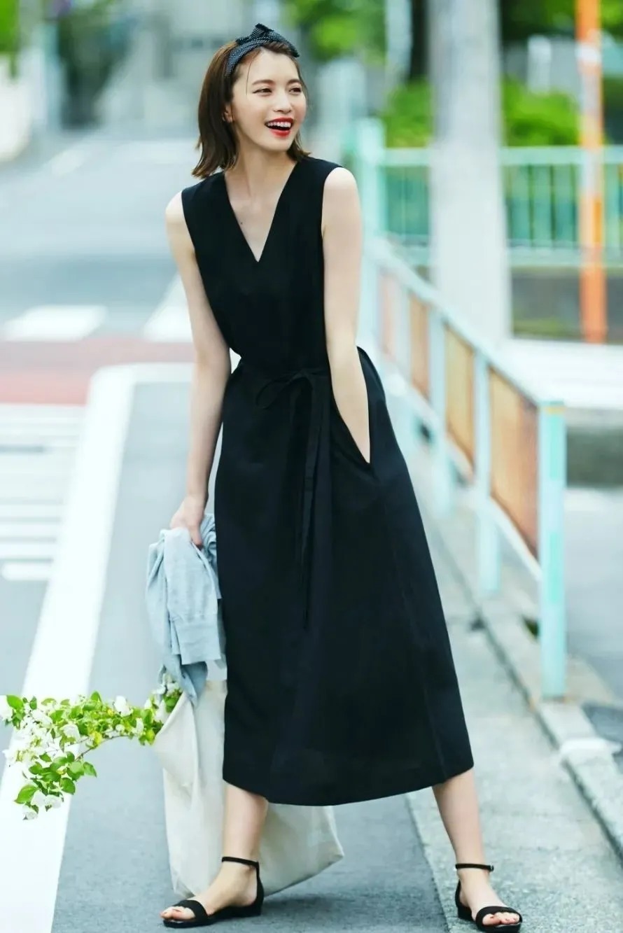 时髦|“平底鞋+裙子”穿出女人最轻松,优雅的样子,巨时髦!
