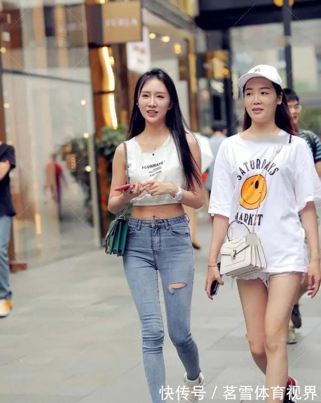 t恤 有一种惬意叫白色T恤搭配个性牛仔裤,简约精致,彰显青春活力