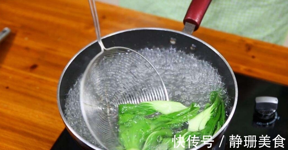 沥下水|青菜直接炒就大错特错，下锅前先做2件事，翠绿脆嫩，孩子主动吃
