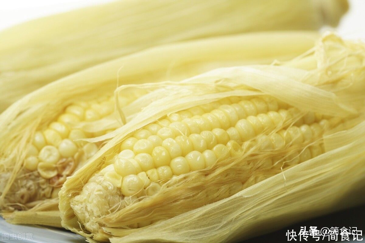 差别|煮玉米时，扒光了皮煮还是带皮煮？差别真的很大，下次别再做错了