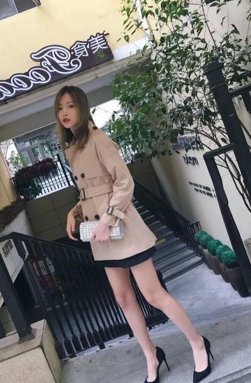 短裙|美女米色风衣短裙叠穿,搭配高跟鞋,展现迷人性感!