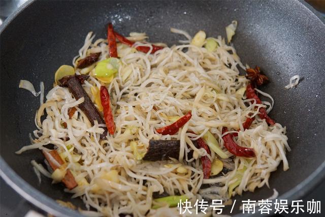 芥菜丝|冬天做咸菜，不用腌不用晒，一炒一蒸能“速成”，咸香嘎嘣脆