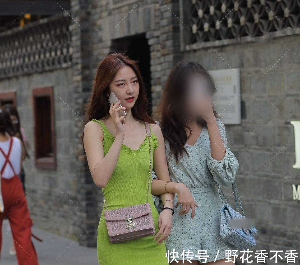 青春感 荧光绿修身针织裙，花边装饰，更显青春感，减龄又时尚