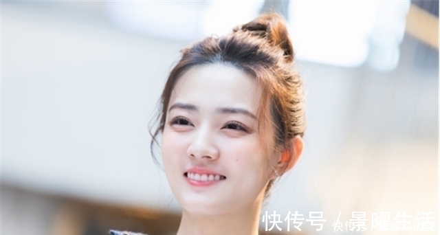 刘海|女生有这3个“特征”,不适合披头散发,扎头发露五官更有魅力!