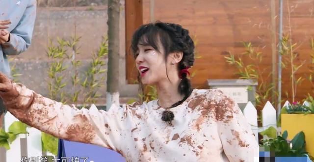 苗苗《奔跑吧》出场时，蔡徐坤带头起身欢迎，宋雨琦却慢慢悠悠