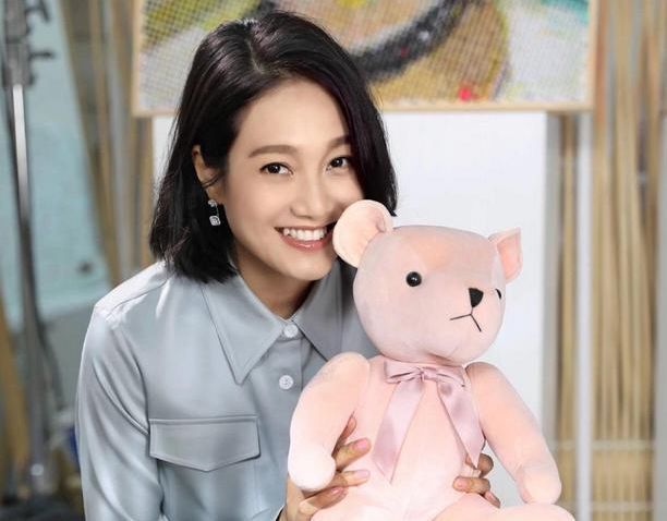 女主持人忘穿打底衣,导演只能切镜头,孰料张国立坚持1小时不敢转头