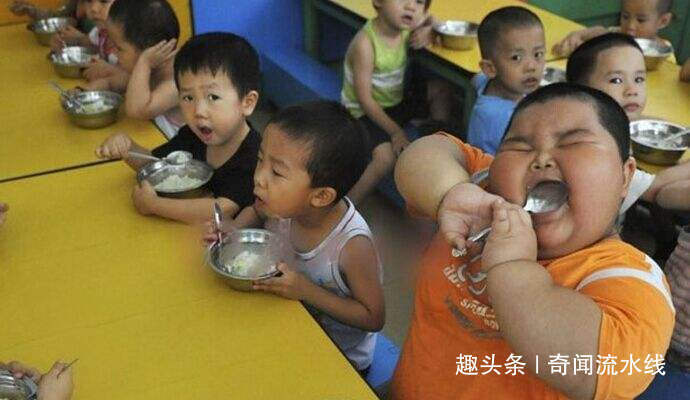 肥胖儿子意外去世,尸检时从体内拿出致死物,父母泣不成声