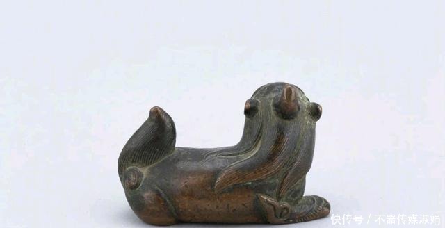 马未都有一件明代铜瑞兽镇,宽吻蒜头鼻,额头还长了个独角