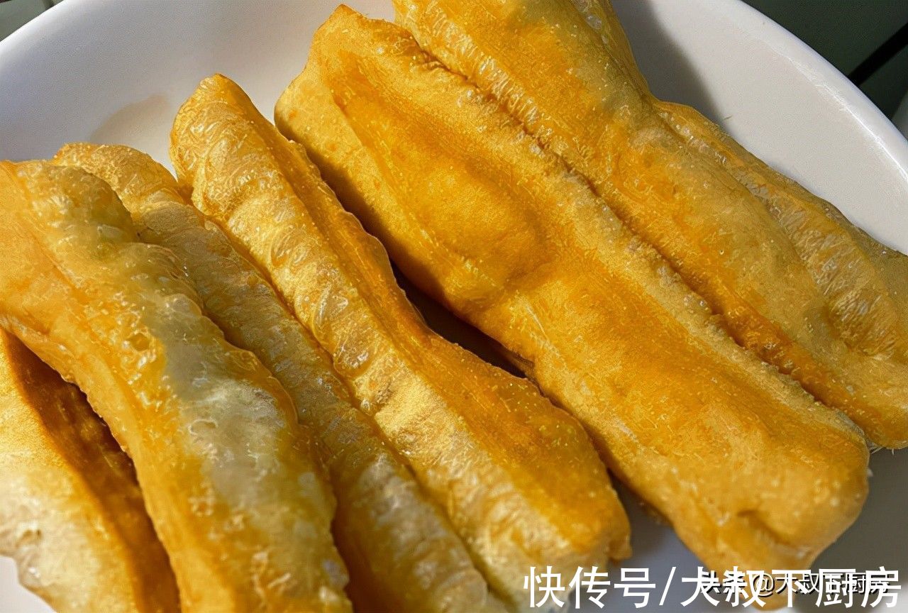 早餐必备！大叔教你自制油条，酥脆爽口，简单易学，随意搭配
