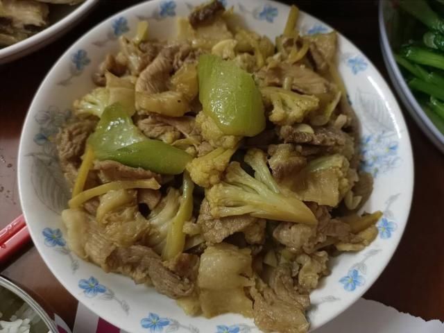 带男友回家，爸爸顶着高温用柴火烧菜，吃完饭后男友留下2千元