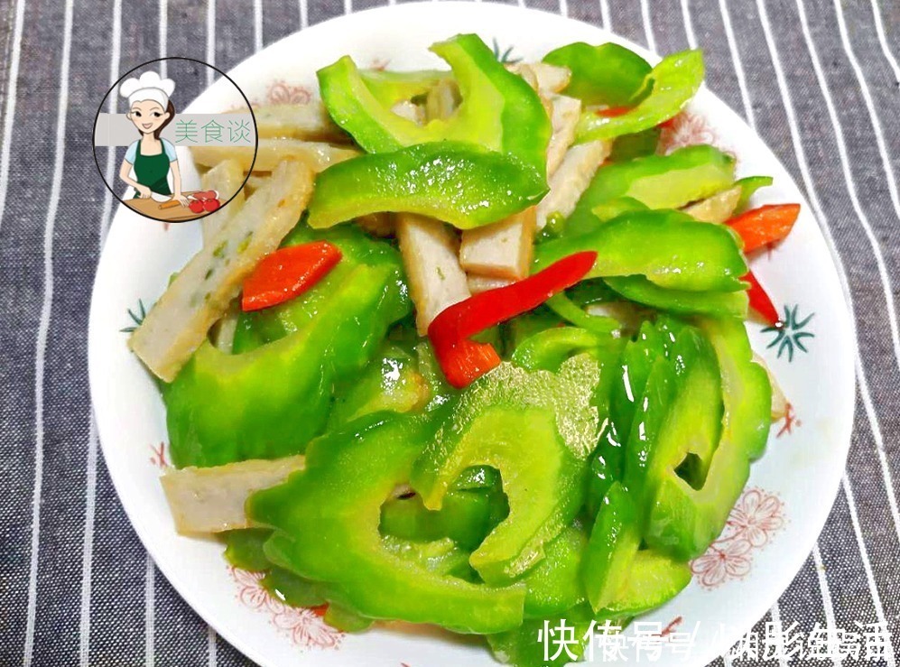 红辣椒|炒苦瓜时别直接下锅,多做一个步骤,苦瓜更脆还不苦,热天吃最香