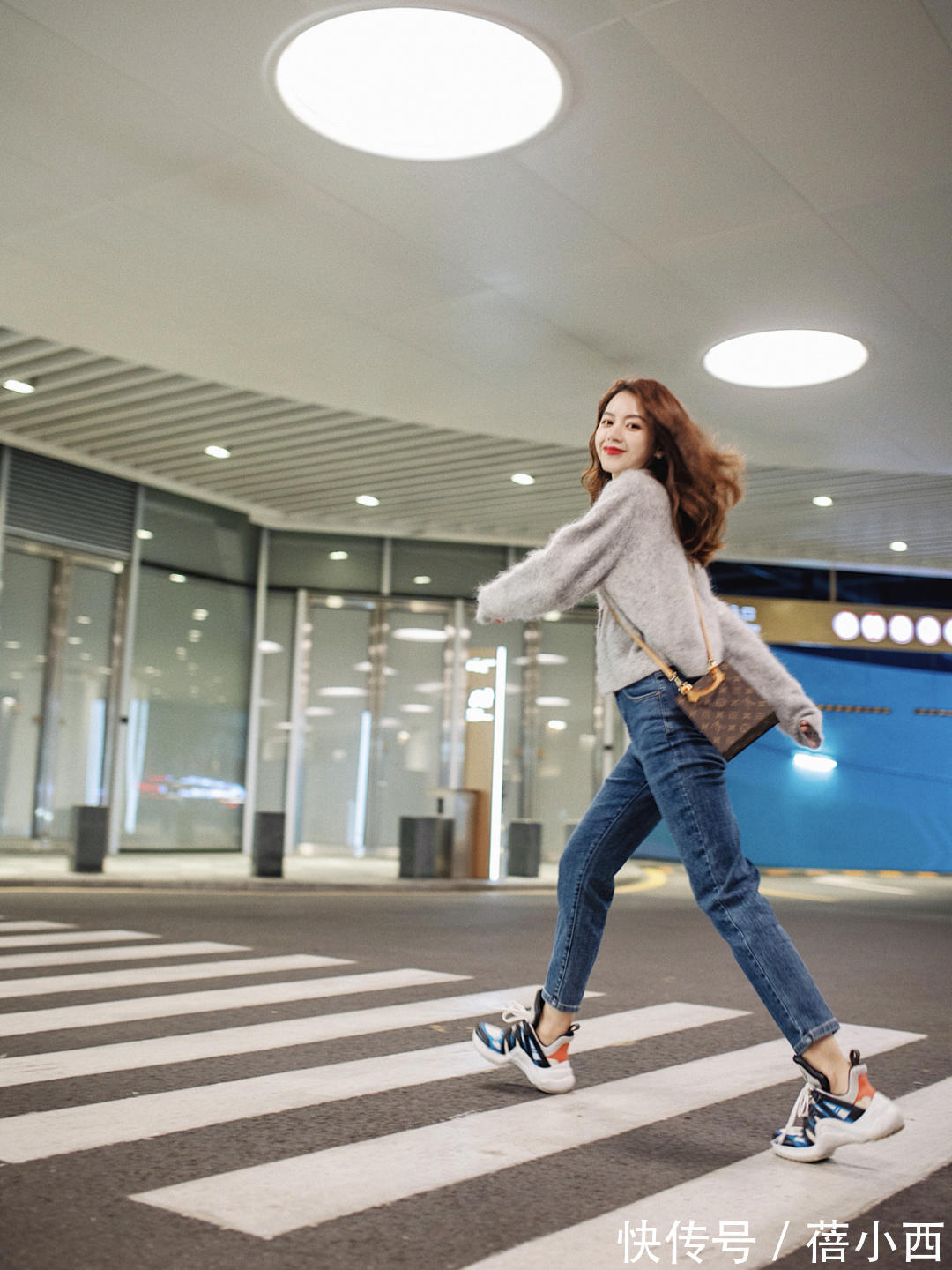 时髦精 冬季“毛衣”穿搭又卷土重来,想成为时髦精就这么穿,体面又时尚