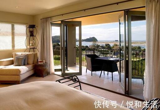 业主|越来越多人阳台不装推拉门了,聪明人都用这种门替代,好看又省地