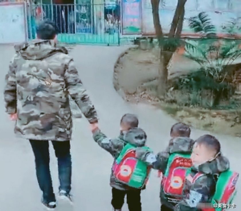 上学|“手忙脚乱奶爸”送3胞胎儿子上学走红,奶爸:一个头两个大